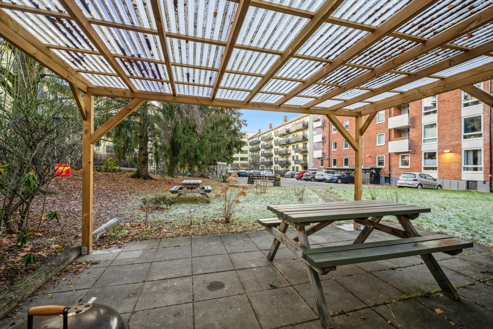 Det er satt opp pergola med sittegrupper i bakhagen i 2023 for å lage et fint samlingspunkt for beboerne. Galleribilde