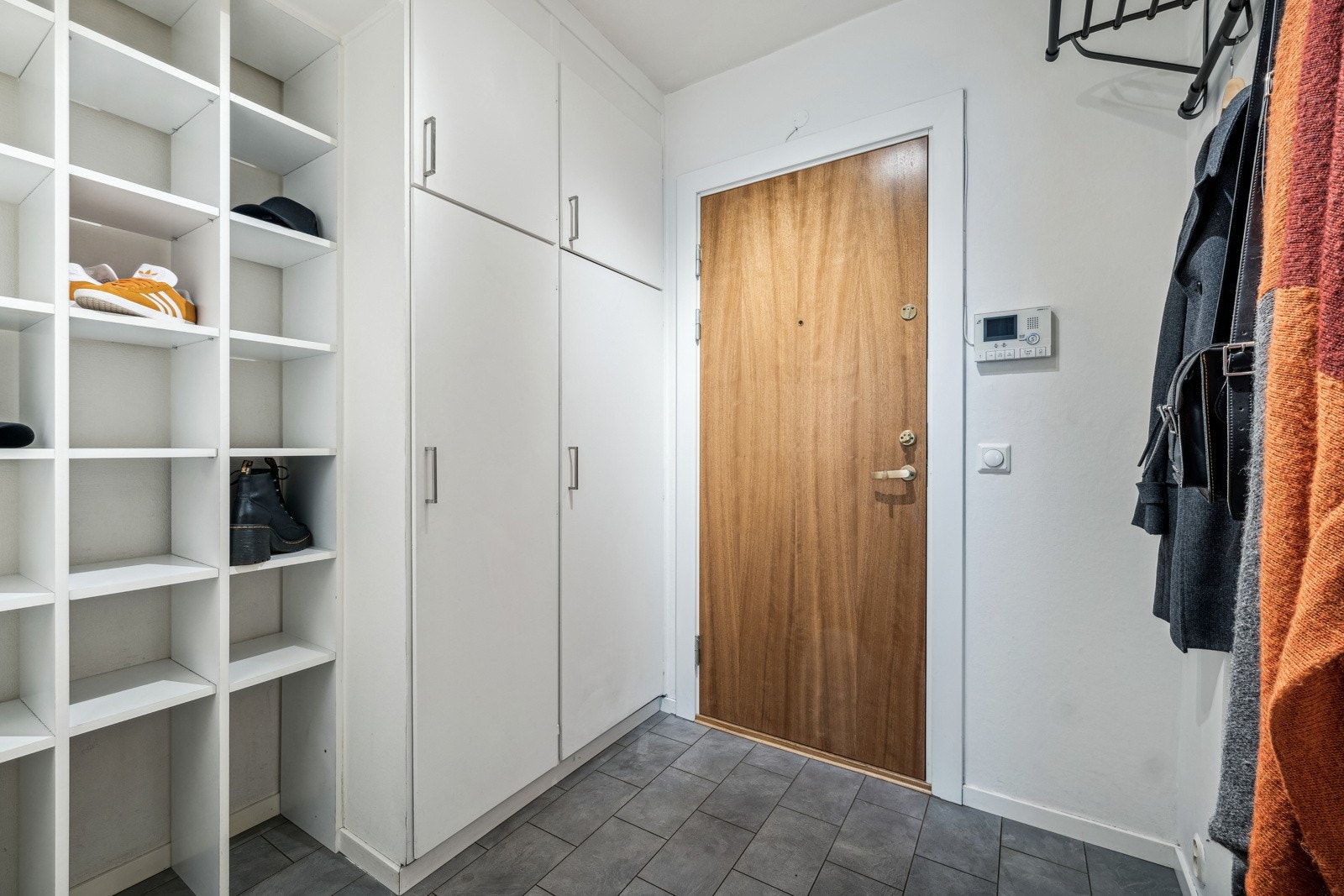Entréen har godt utnyttet lagringsplass med plassbygde skap og hyllesystem. Galleribilde
