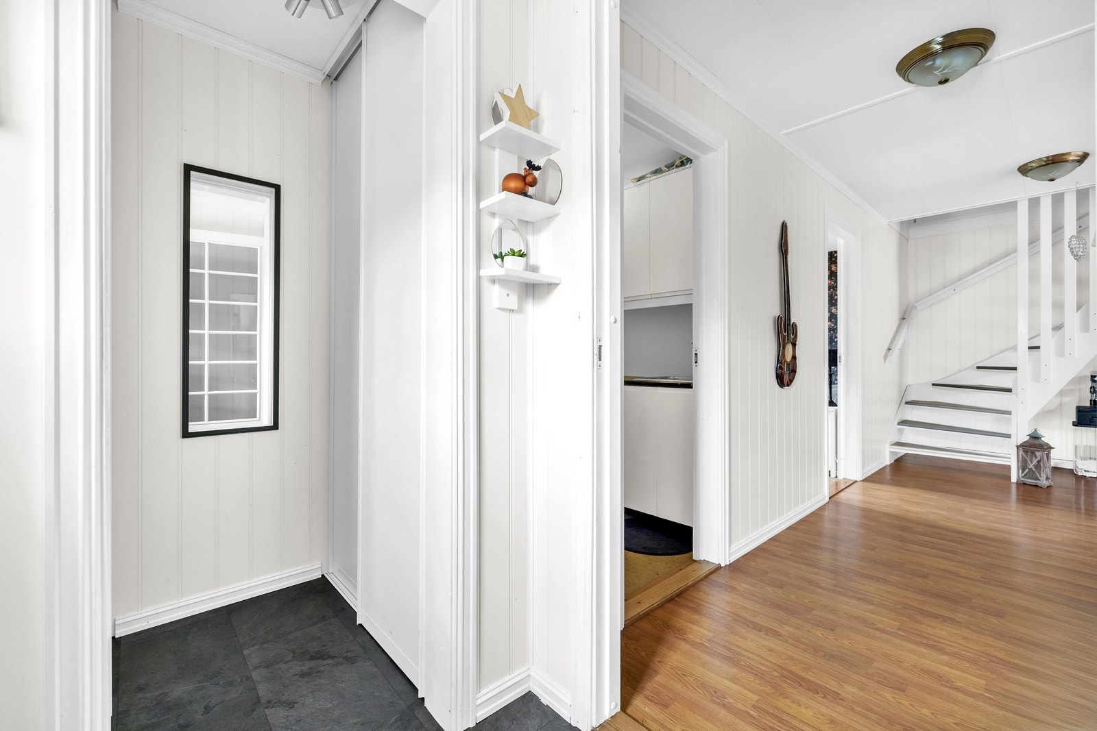 Skyvedørsgarderobene i entrèn gir godt oppbevaringsplass Galleribilde