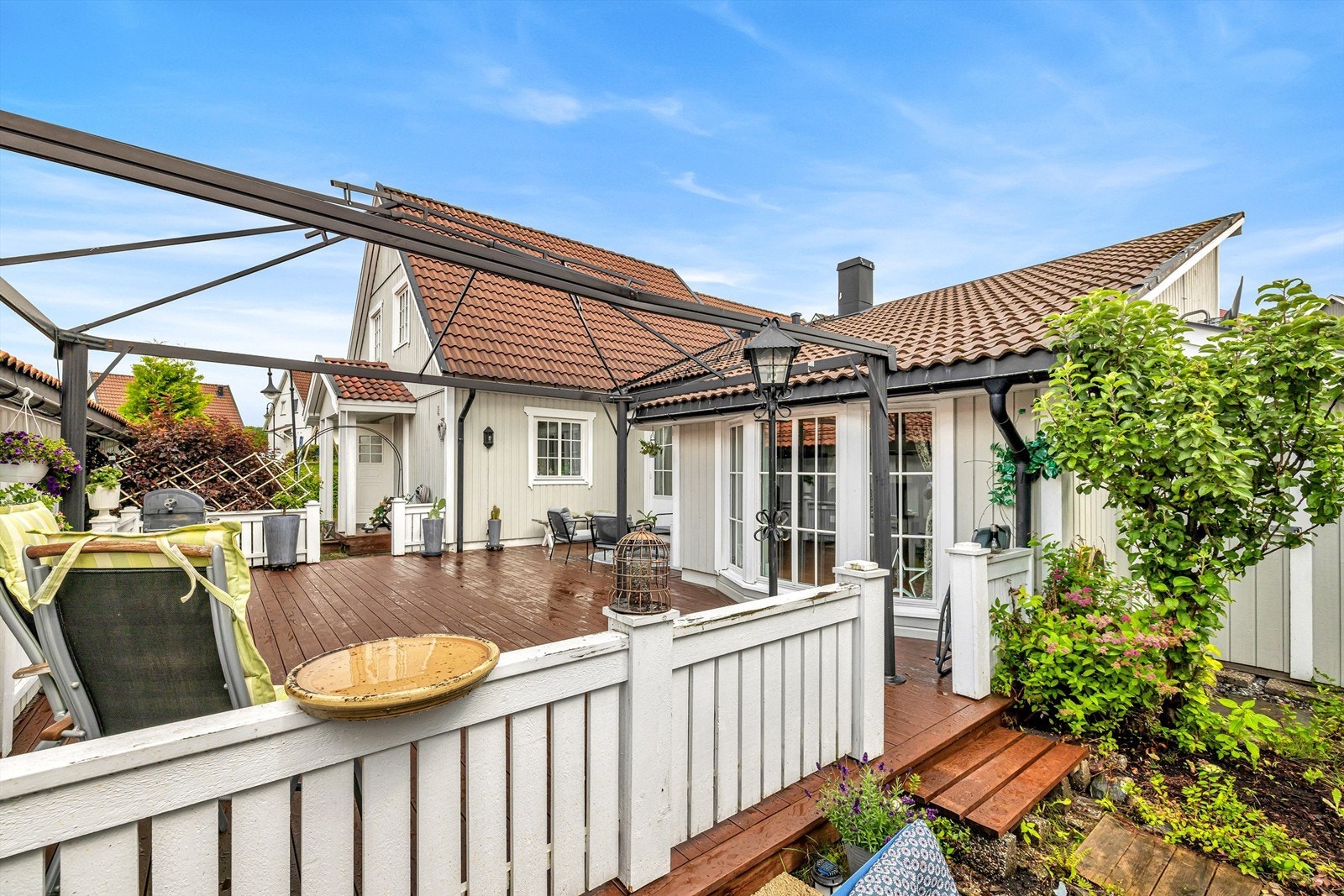 Boligen har en stor, solrik og hyggelig uteplass Galleribilde