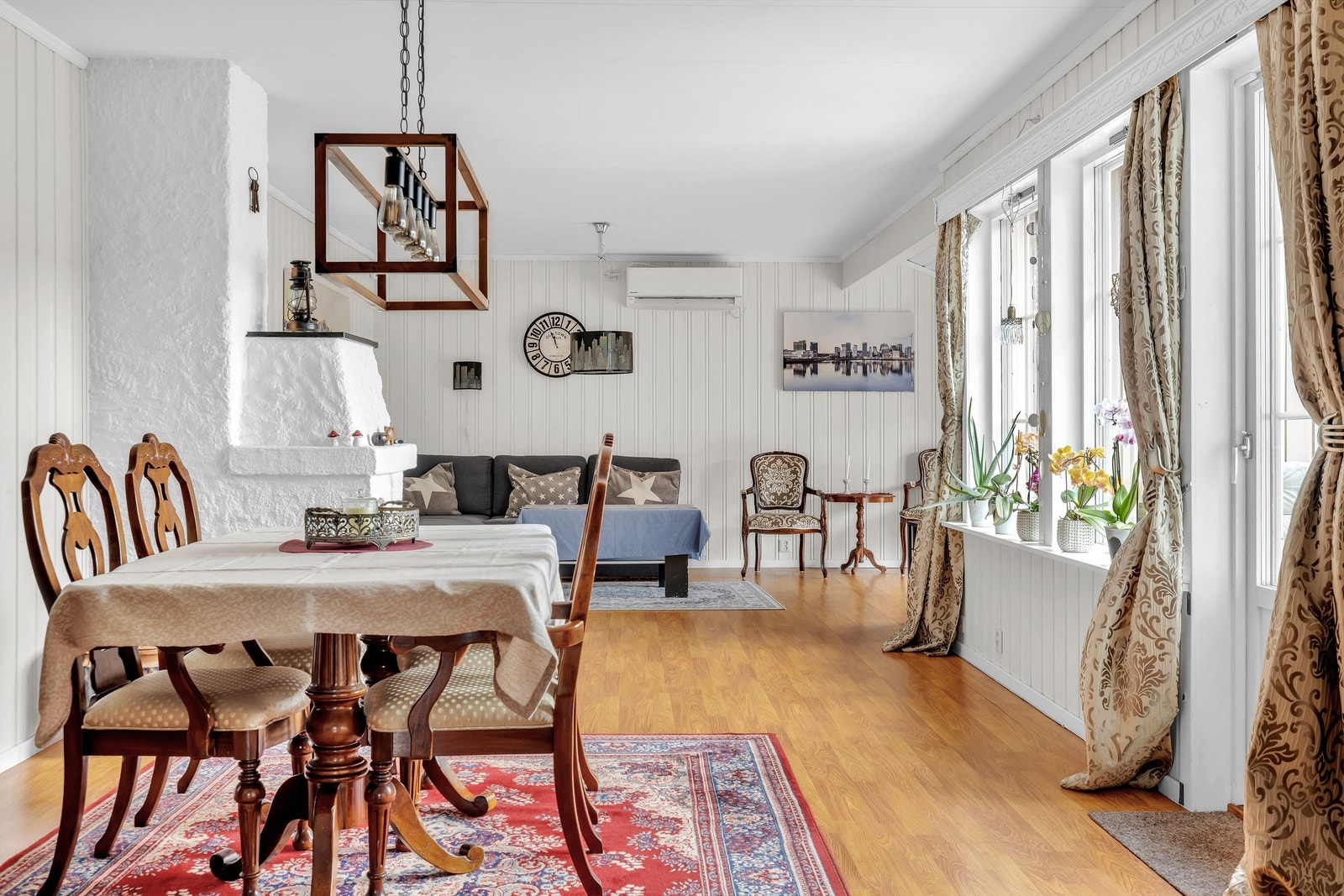 Det er utgang til terrassen fra stueområdet Galleribilde