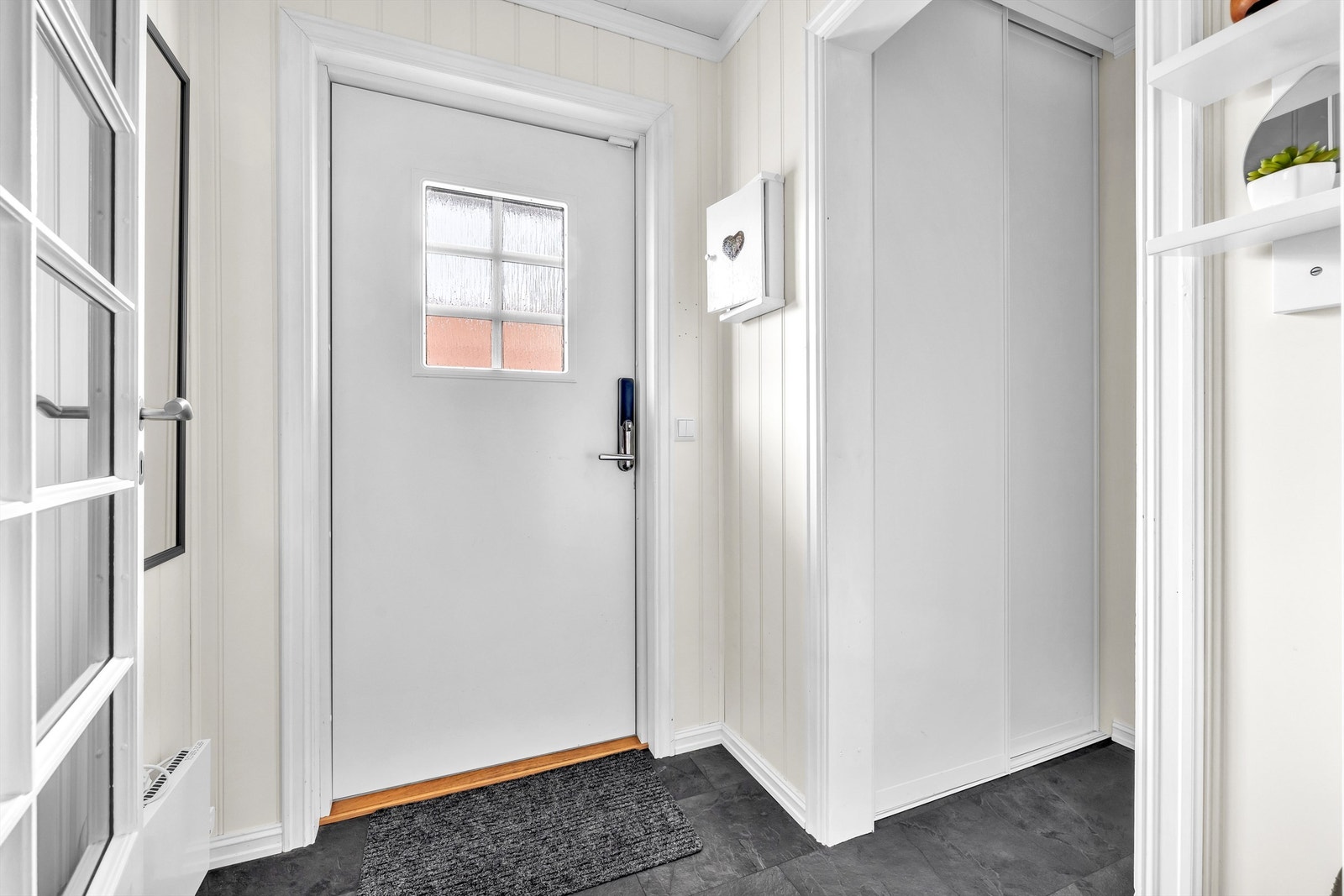 Kodelås på døren for en enkel og nøkkelfri hverdag Galleribilde