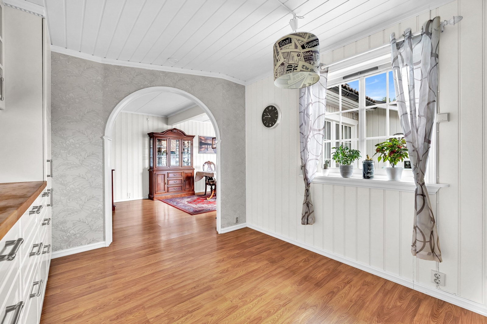 Romslig kjøkken med plass til spisebord Galleribilde