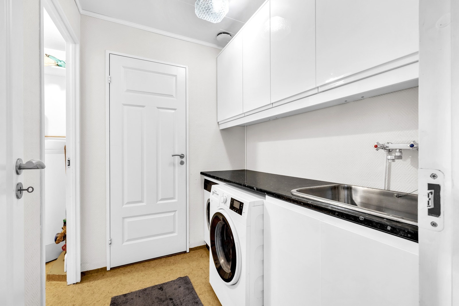 Vaskerom med benk- og skapinnredning Galleribilde