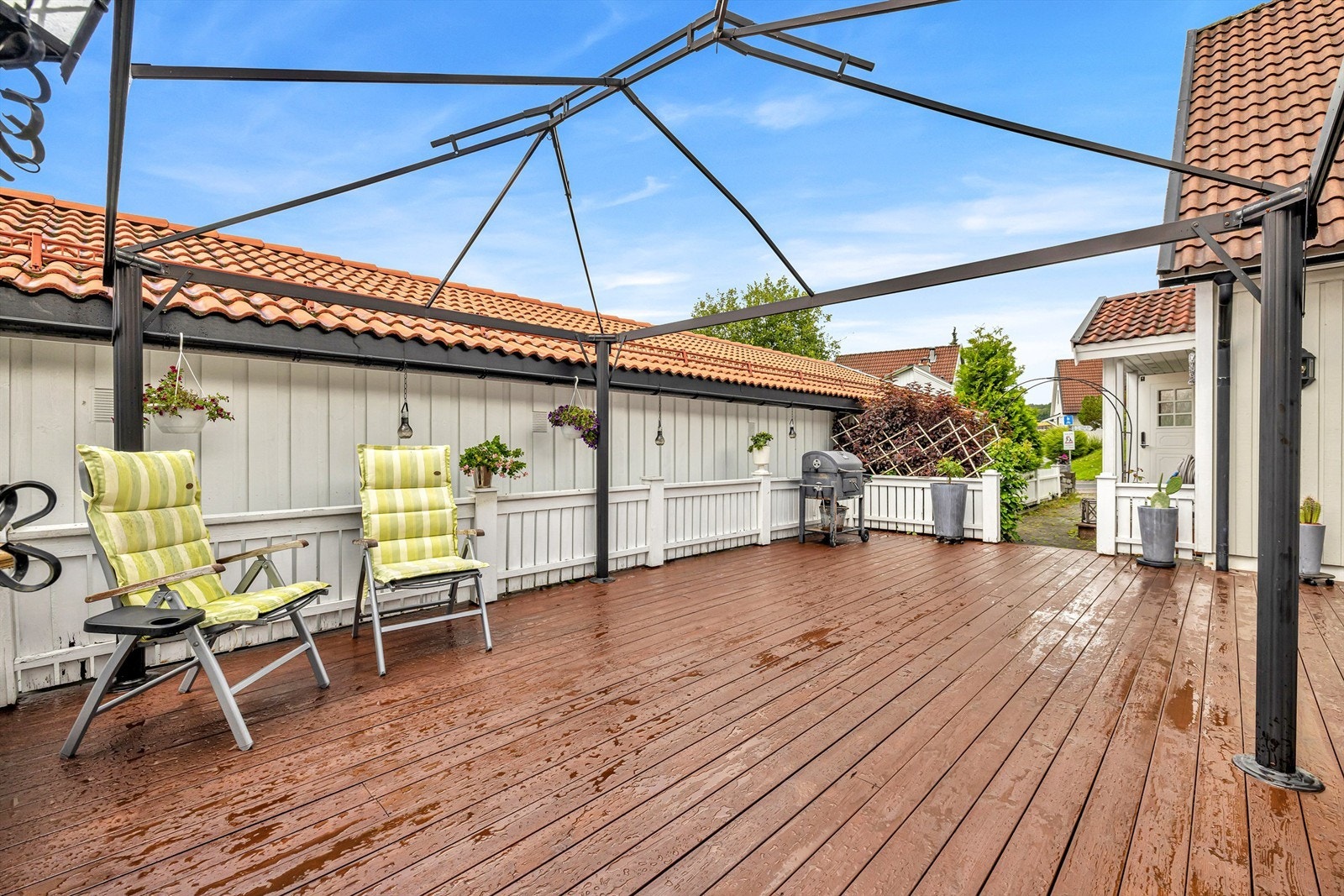 Stor terrasse. Selger har fått tillatelse til å sette dør inn til sin garasjeplass. Galleribilde