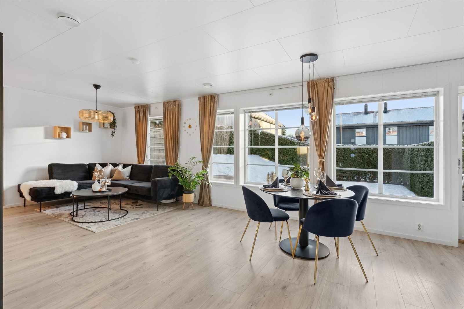 De store vindusflatene slipper inn rikelig med dagslys og gir rommet en luftig atmosfære Galleribilde