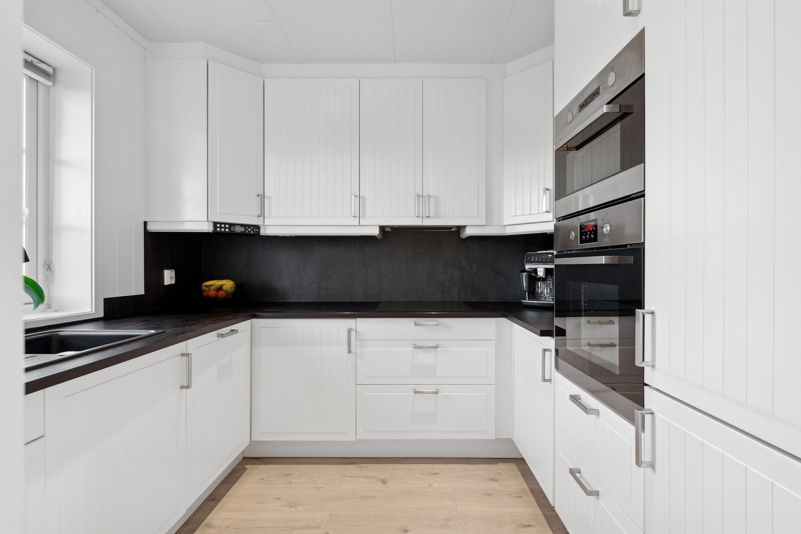 De integrerte hvitevarene medfølger og består av stekeovn, mikrobølgeovn, koketopp, oppvaskmaskin og kombiskap kjøl/frys Galleribilde