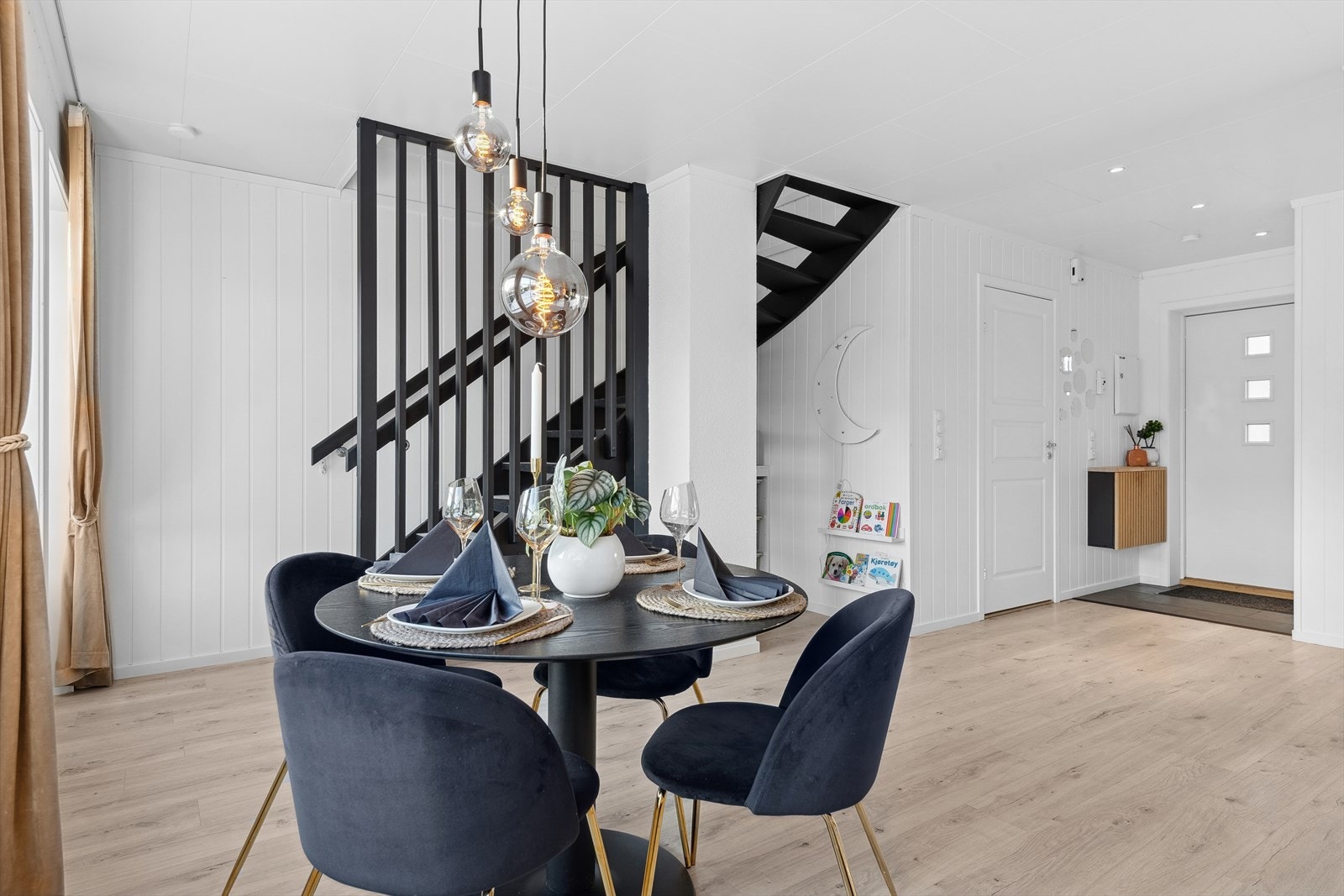 I spisestuen får du plass til spisegruppe tilpasset 4-6 personer Galleribilde