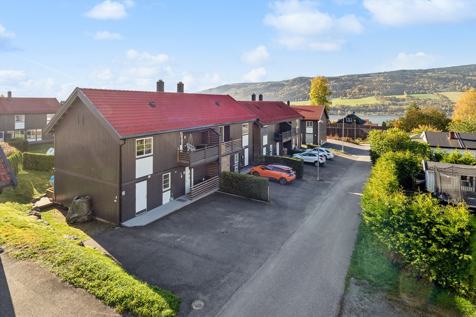 Boligen ligger om lag to kilometer nord for sentrumskjernen, i et etablert og barnevennlig boligområde mellom sentrum og HINN Galleribilde