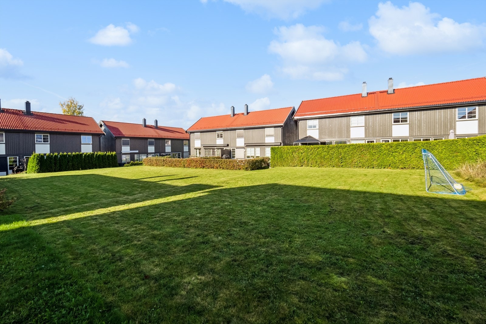 I midten av sameiet finner du et hyggelig fellesområde for sammenkomster og lek Galleribilde