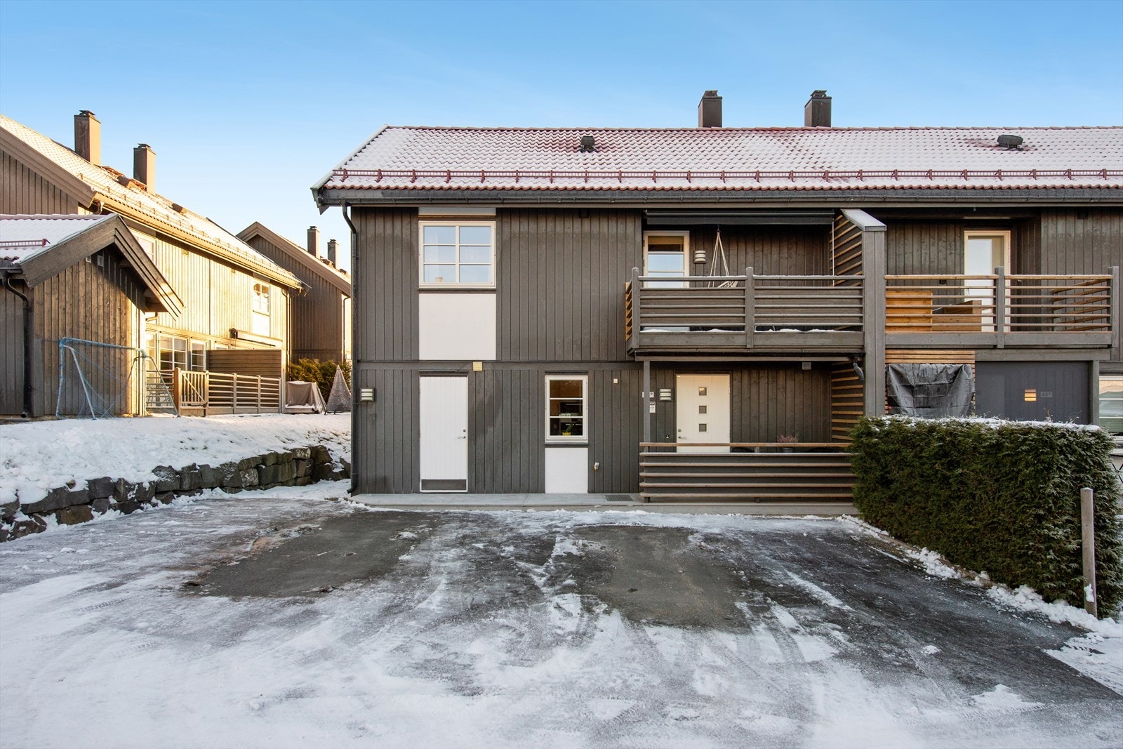 Det er gode parkeringsforhold foran boligen med plass til 2-3 biler - Her finner du også en praktisk utebod på ca. 6 m² Galleribilde