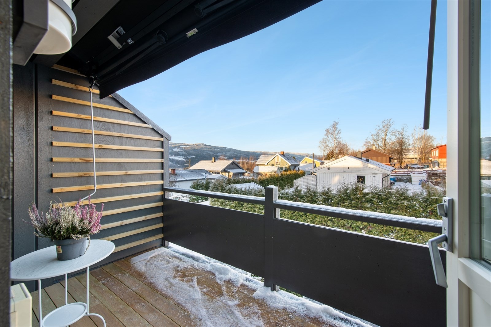 Nordvest-vendt balkong med belysning og markise Galleribilde