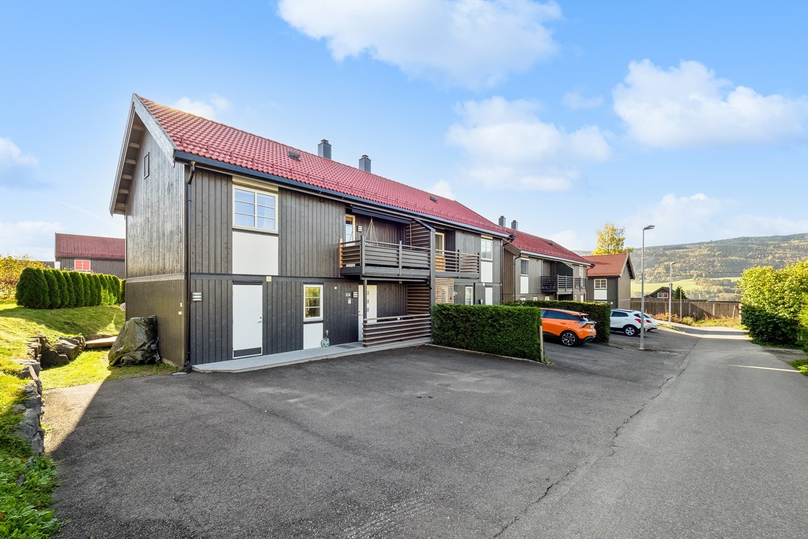 Romslig asfaltert innkjørsel med nordvest-vendt markterrasse Galleribilde