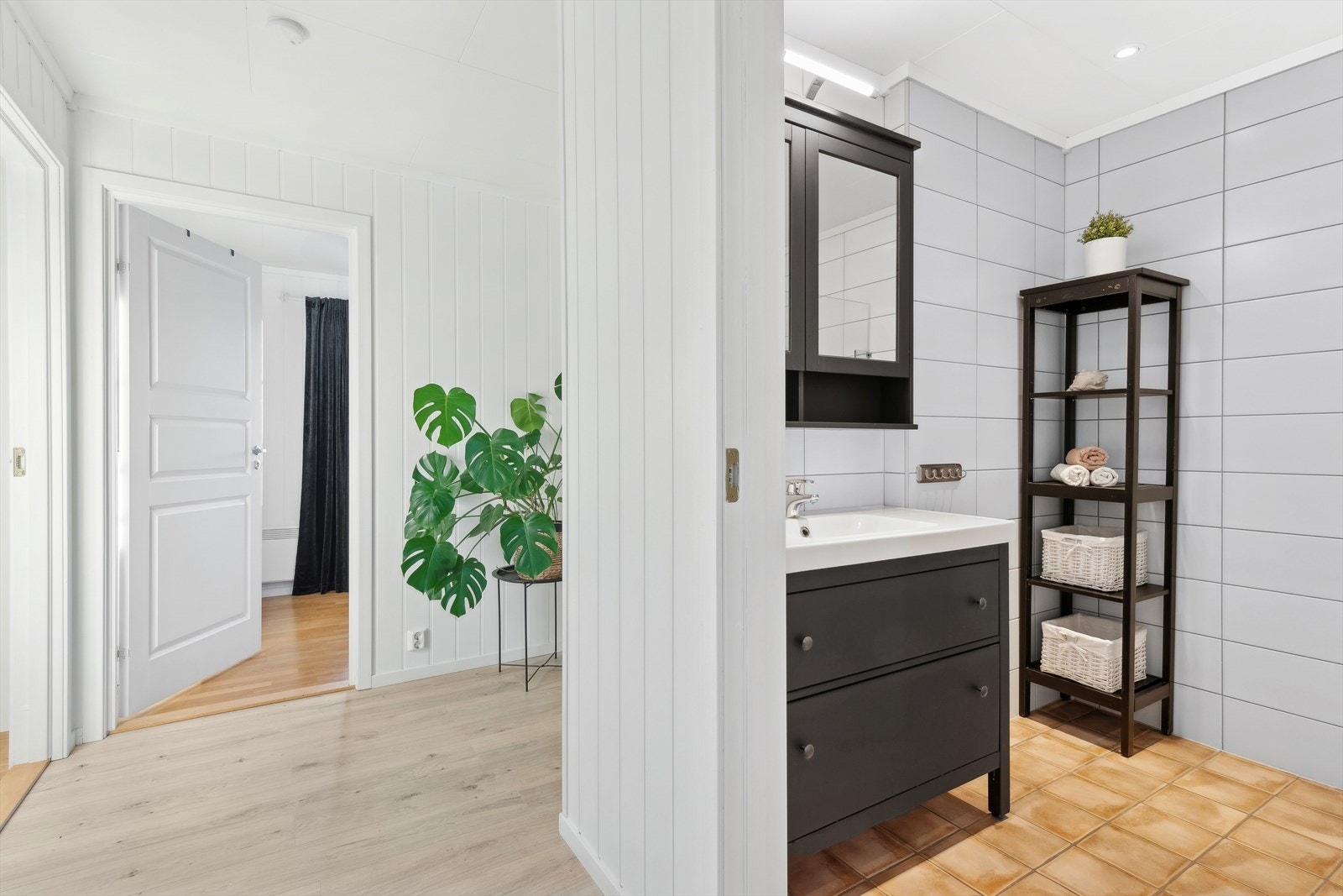 Badet har flislagte overflater og elektriske varmekabler Galleribilde