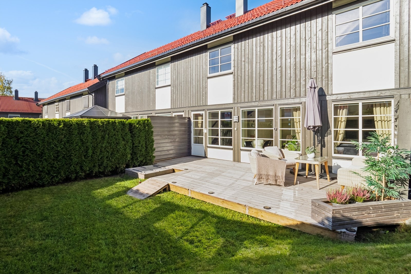 Det er etablert levegger på begge sider og hekk rundt hagen, noe som gir en usjenert og privat følelse Galleribilde