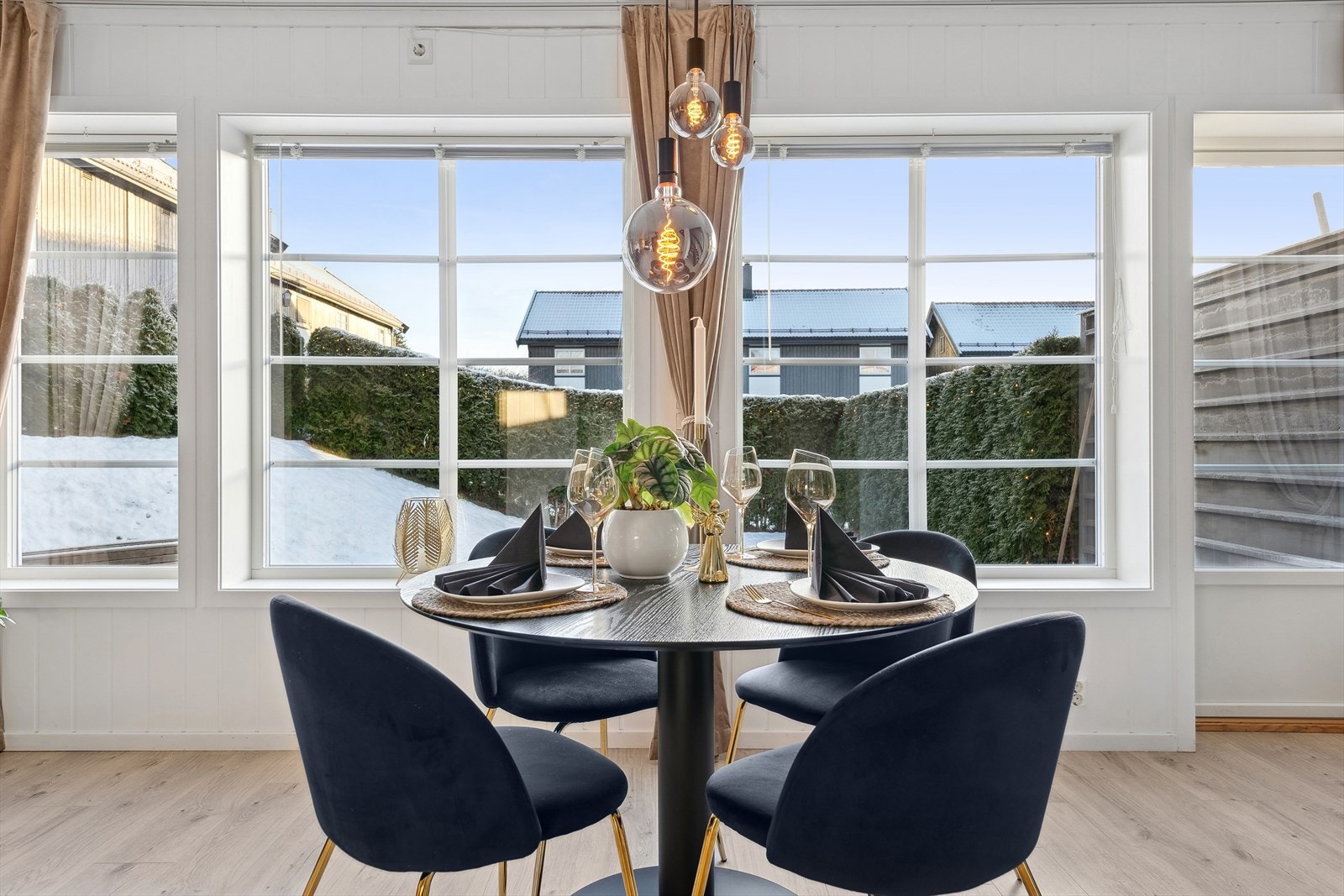 Herfra er det også utgang til markterrasse og hage Galleribilde