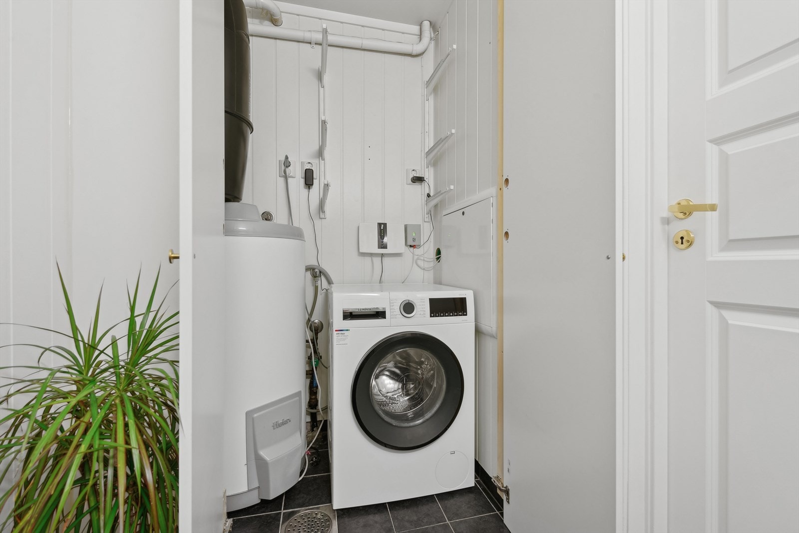 Fra toalettrommet er det tilgang til teknisk rom med opplegg for vaskemaskin, VVB, rørskap og sentralstøvsuger Galleribilde