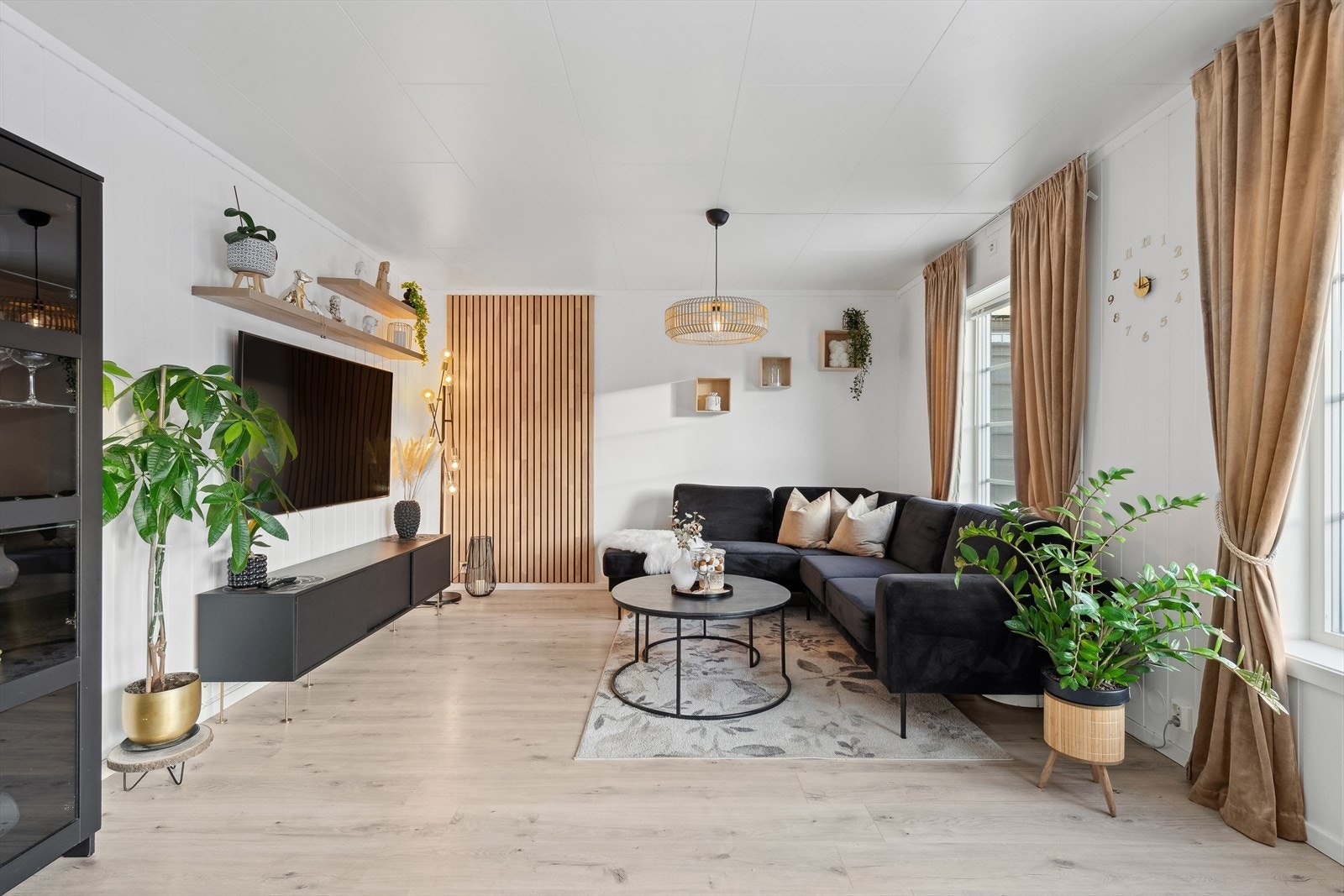 Stuekroken passer perfekt som TV-stue med plass til hjørnesofa, salongbord og TV-skjenk Galleribilde