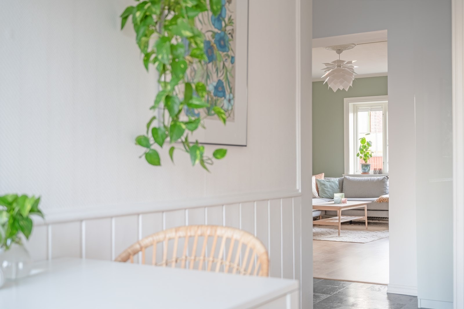 Kjøkkenet ligger vis-à-vis stuen som naturlig skiller de to rommene, men likevel har nærhet til hverandre Galleribilde