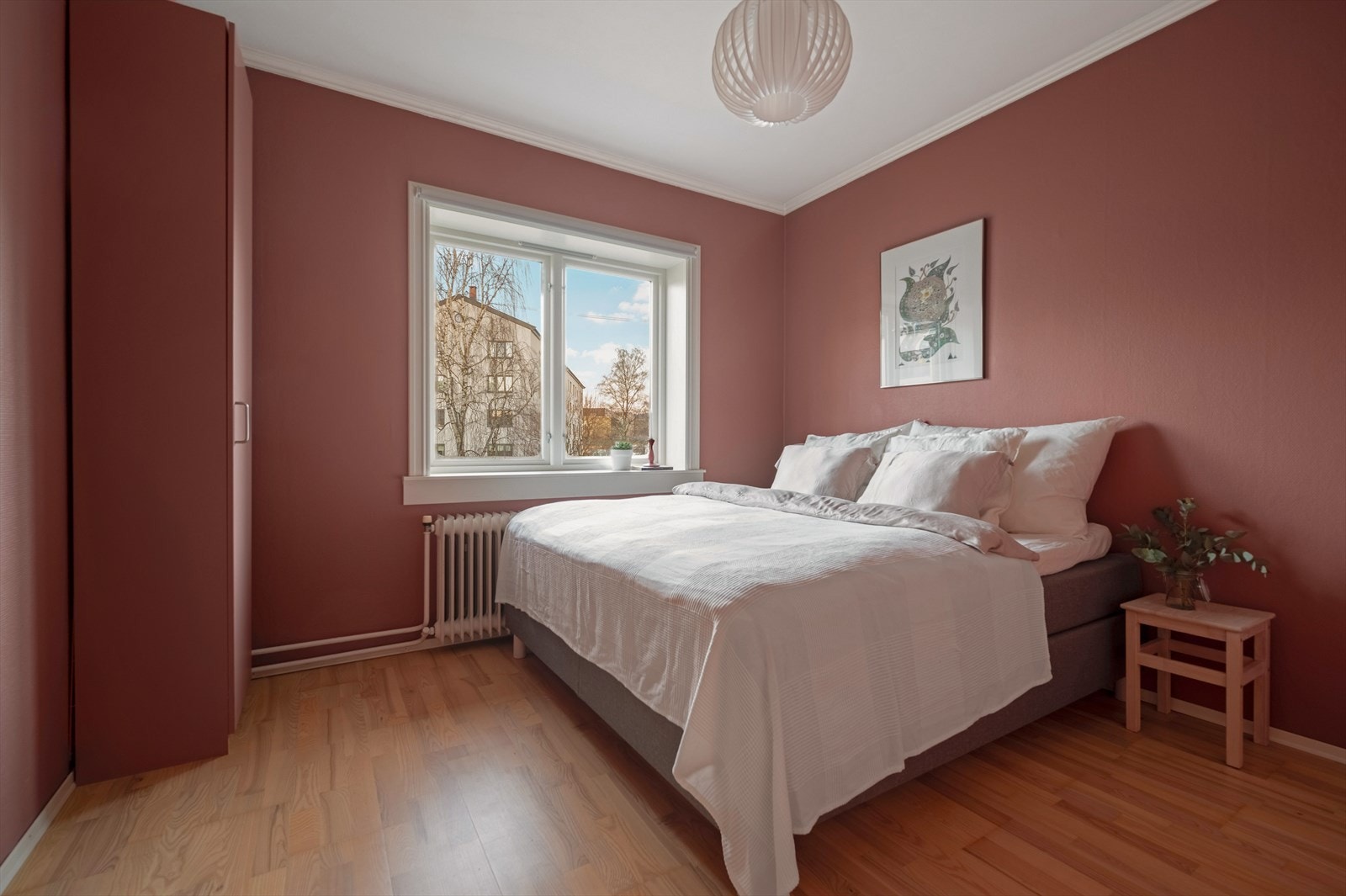 Soverommet har god plass til dobbeltseng og tilhørende møblement Galleribilde