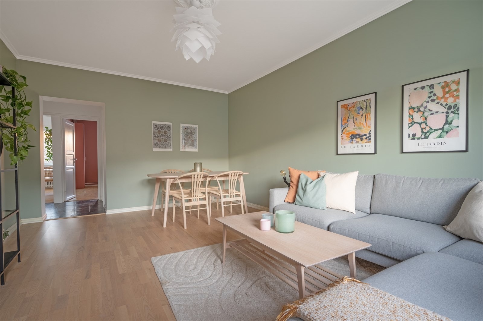 I stuen er det god plass til både sofa og spisebord. Her kan du enkelt innrede etter eget ønske og behov Galleribilde