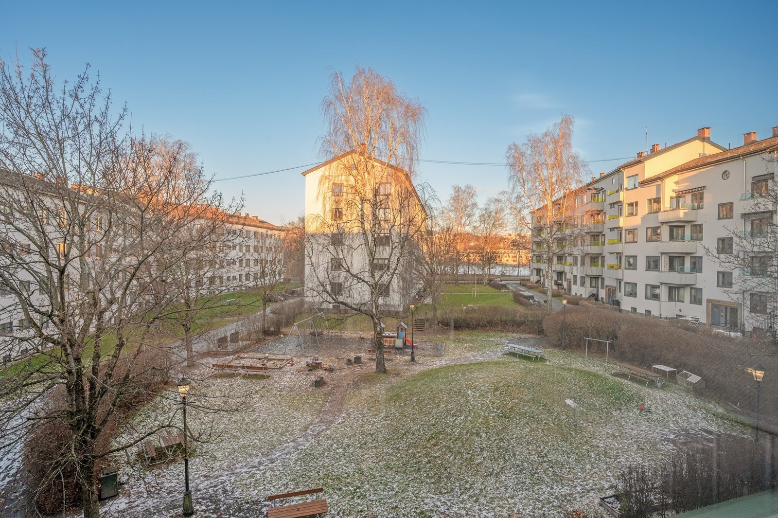 Borettslaget har et pent opparbeidet uteområde med store gressplener og beplantning. Nabolaget oppleves som rolig og tilbaketrukket, men likevel sentrumsnært Galleribilde