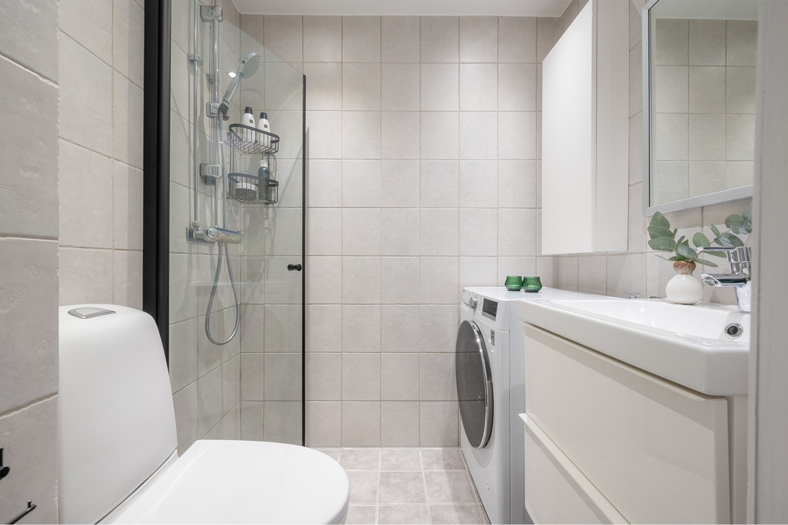 Baderommet er pusset opp i regi av borettslaget i 2003/04. Badet er oppgradert de senere år med bl.a. nytt toalett i 2020 og dusjdør i 2021. Det er opplegg for vaskemaskin på badet Galleribilde