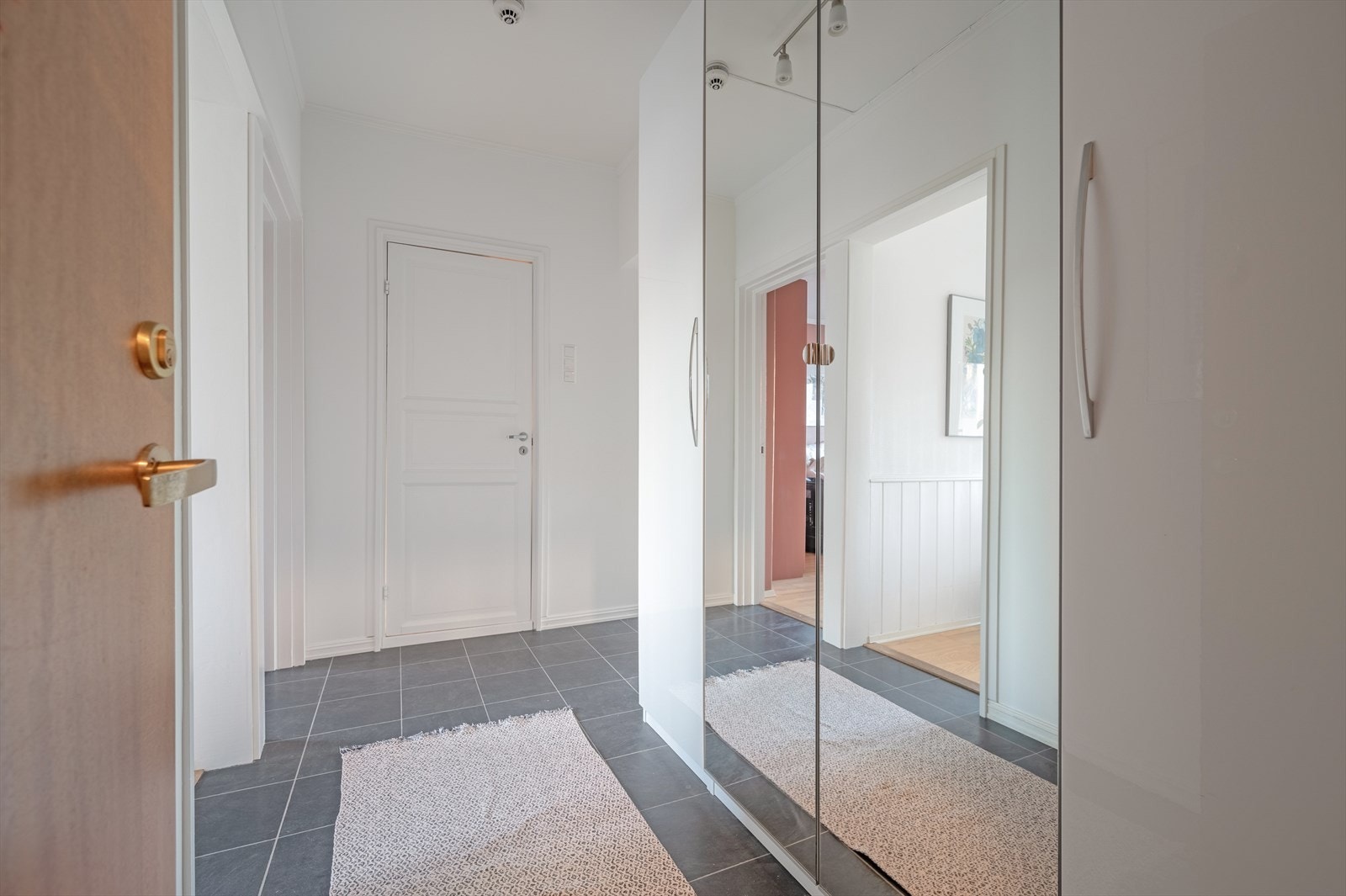 Gangen er nylig sparklet og malt. Velkommen! Galleribilde