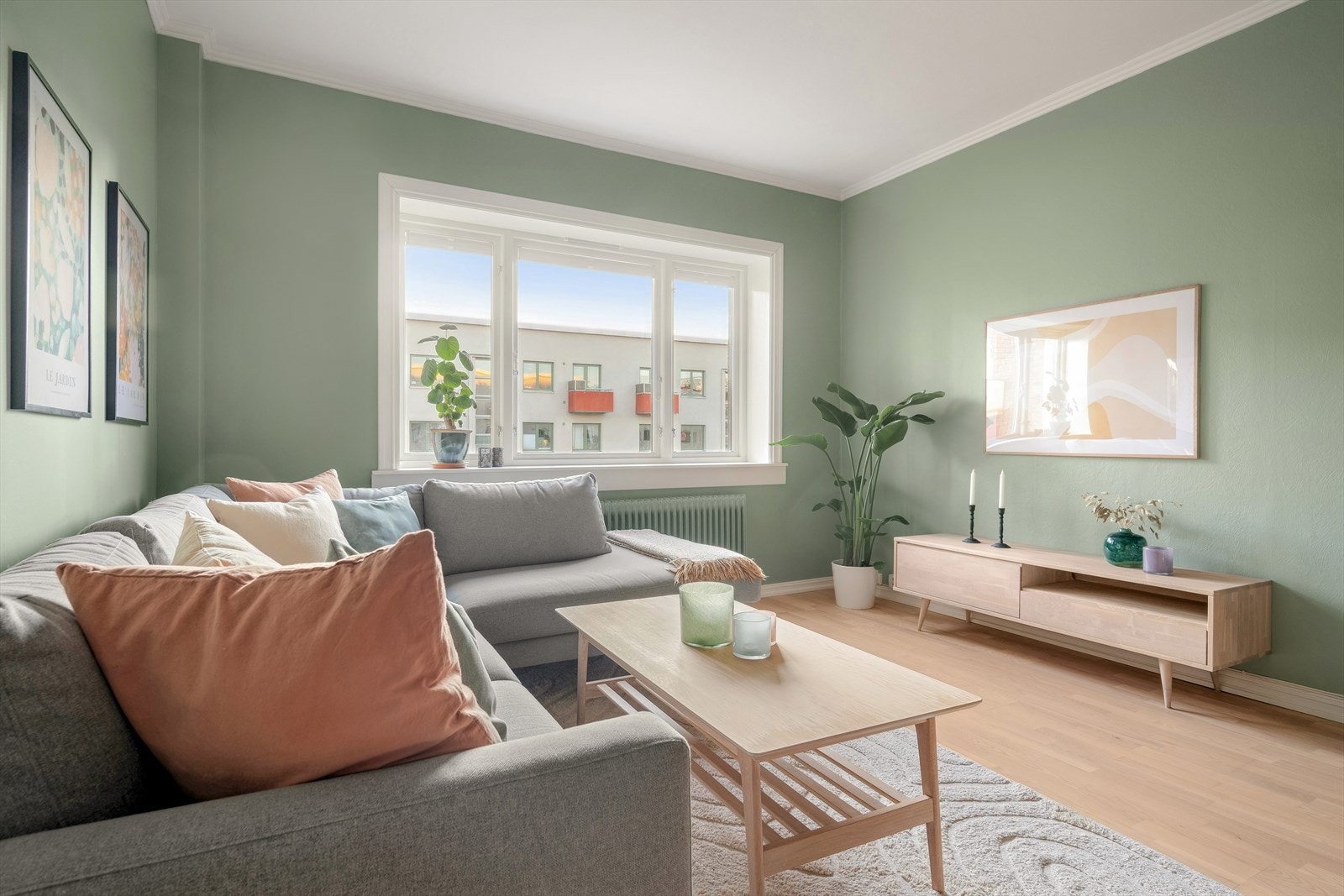 Stuen er lys og romslig med stilfulle fargevalg. Det er store vinduer med 2-lags glass fra 2021 Galleribilde