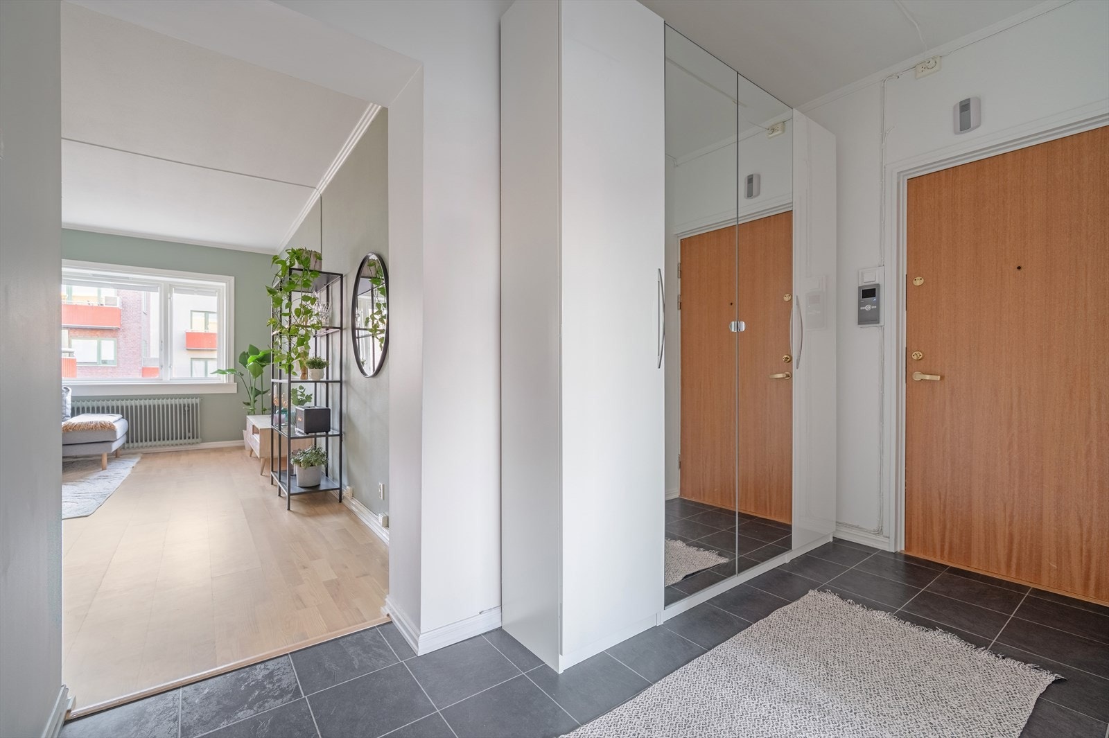 Her ønskes du velkommen inn i en svært praktisk gang, noe som kommer godt med. Det er godt med oppbevaringsplass i garderobeskap Galleribilde