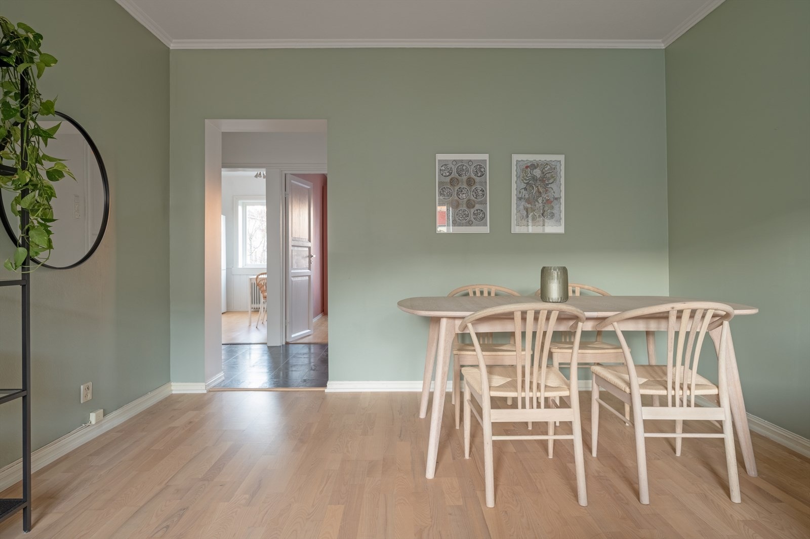 Det er morgensol inn mot stuen uten at det lyser direkte inn. Dette bidrar til behagelig varmeregulering i leiligheten Galleribilde