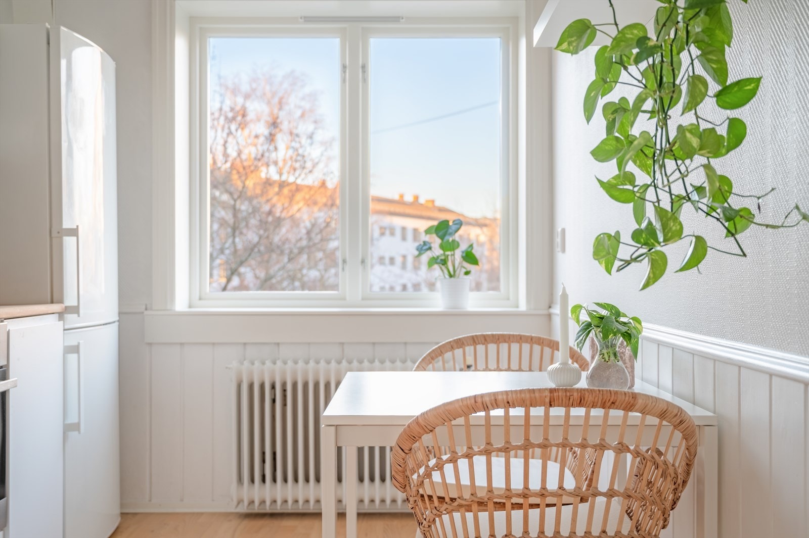 På kjøkkenet er det også fin plass til spisebord. Herfra er det sjarmerende utsyn over nabolaget Galleribilde