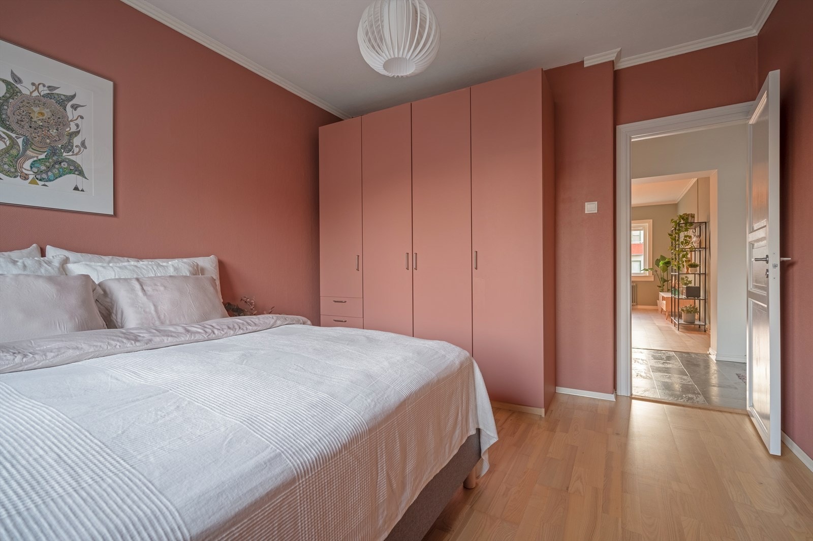 På rommet er det rikelig med oppbevaringsplass i romslig garderobeskap Galleribilde