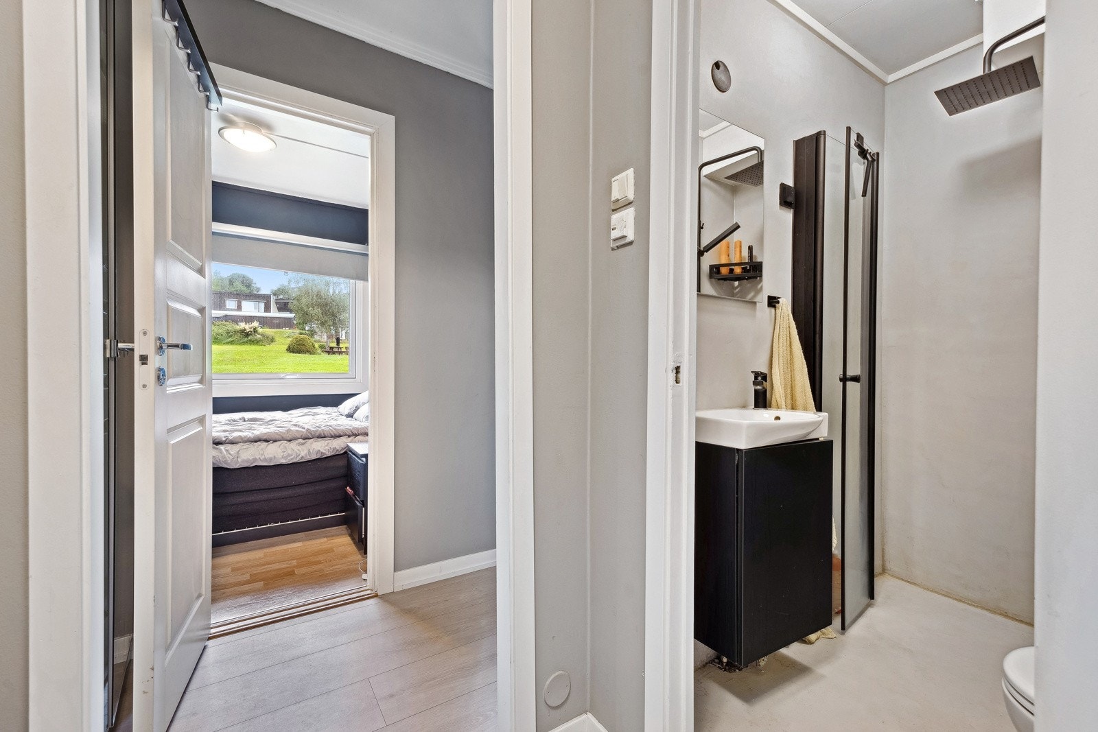 Fra inngangspartiet har man soverommet og badet lett tilgjengelig. Galleribilde