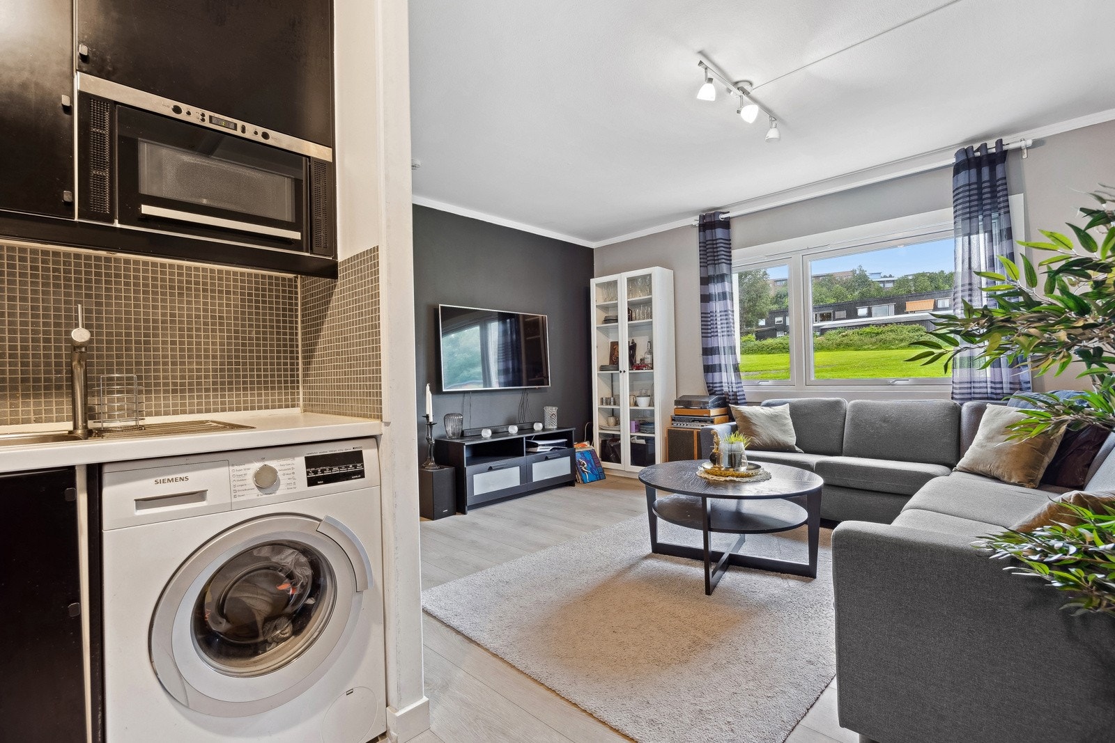 Overblikksbilde av stue/kjøkken. Galleribilde