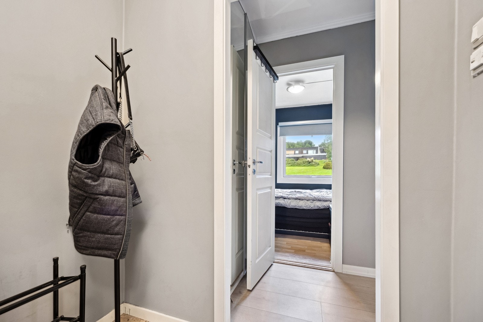 Malte flater i en tidløs og lystig farge skaper et godt førsteinntrykk for framtidige gjester. Galleribilde