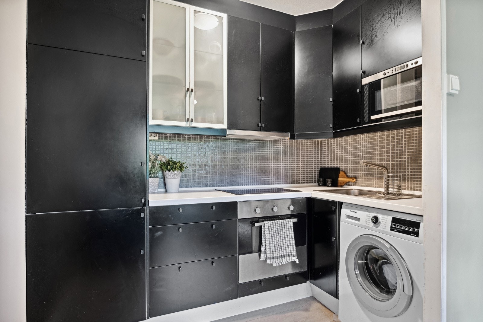 Integrert stekeovn, platetopp og kjøleskap medfølger handelen. Galleribilde