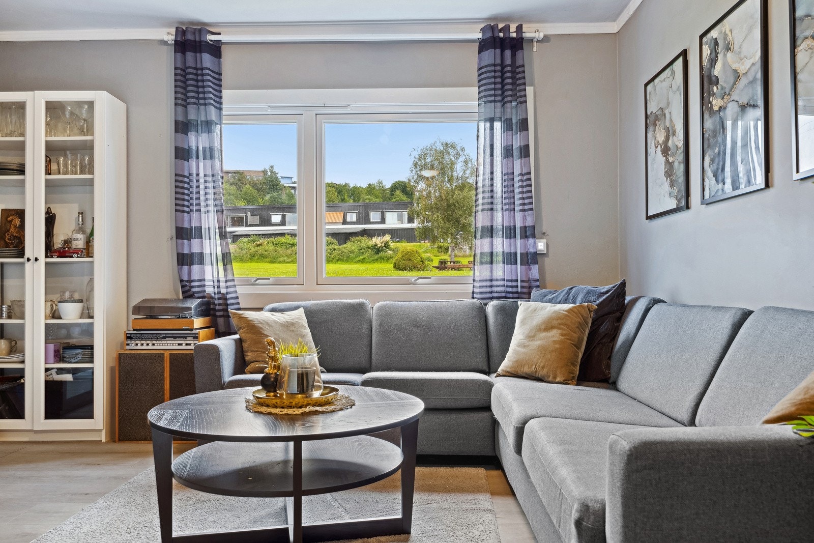 Leiligheten har godt med naturlig lys. Galleribilde