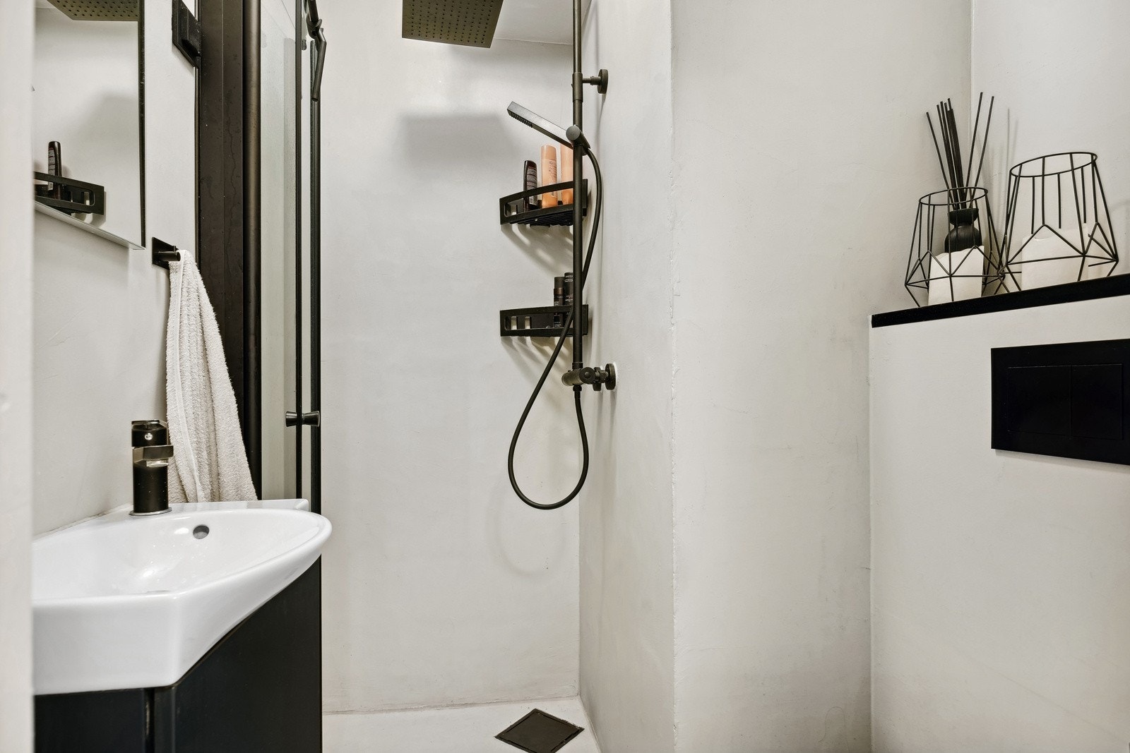 Badet er oppgradert med mikrosement i 2022. Moderne fargevalg på blant annet dusjarmatur, servantskap og andre detaljer. Galleribilde