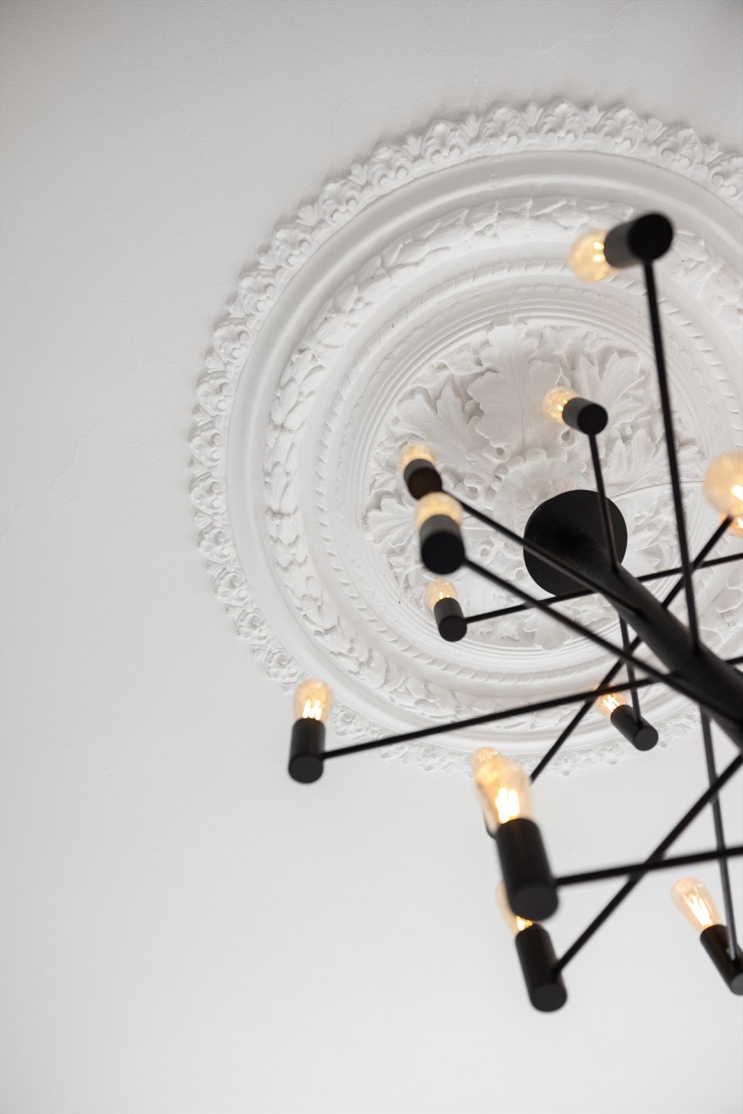 Klassiske detaljer med rosett og stukkatur. Galleribilde