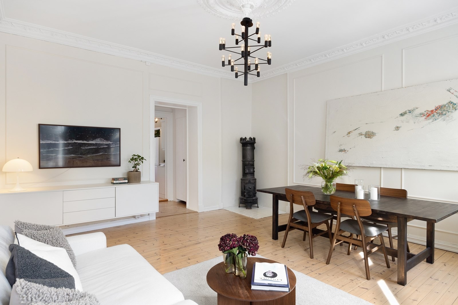 Stuen har en meget god takhøyde målt til 3 meter, noe som bidrar til en god og luftig romfølelse. Galleribilde