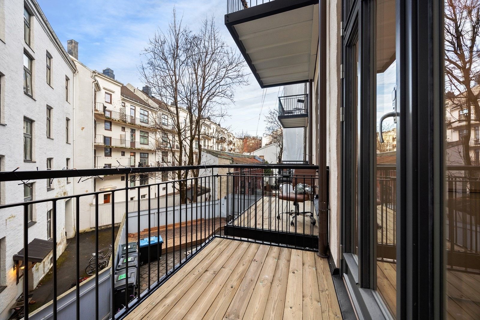 Balkongen vender mot rolig bakgård. Galleribilde