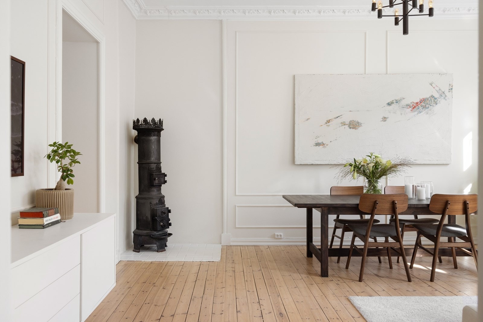 Det er god plass til stor spisegruppe. Hit kan du fint invitere over både venner og familie. Galleribilde