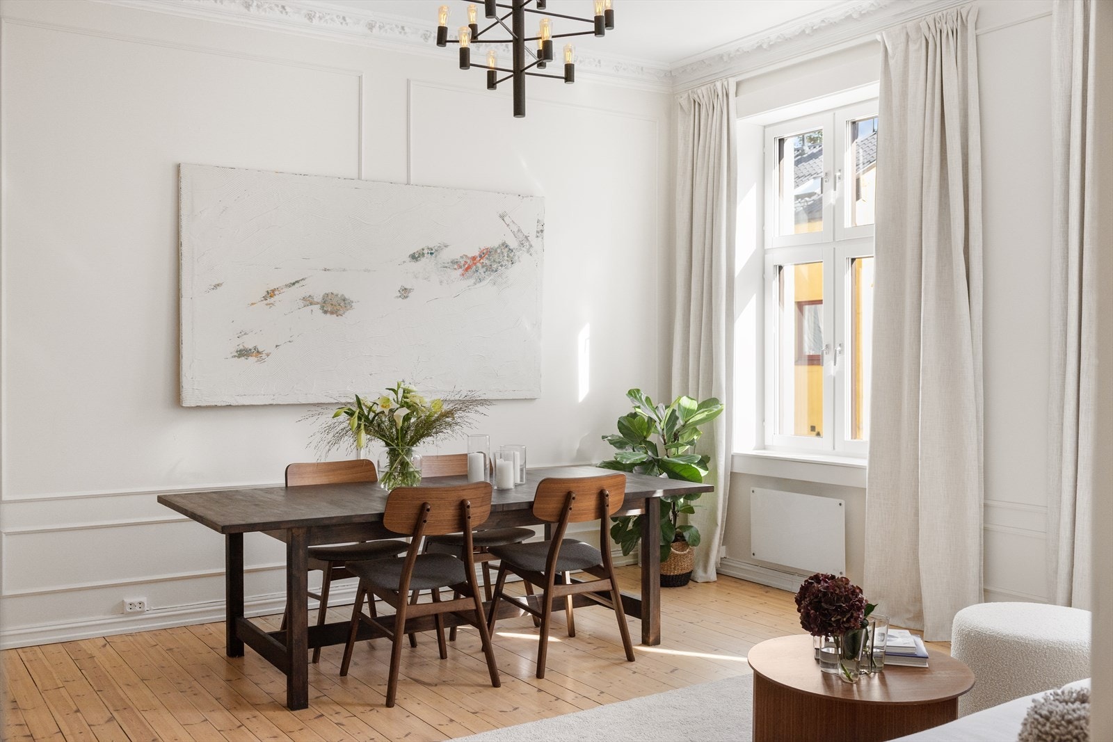 Leiligheten ligger i 2. etasje og inneholder entré, kjøkken, stue, bad og to soverom. Galleribilde