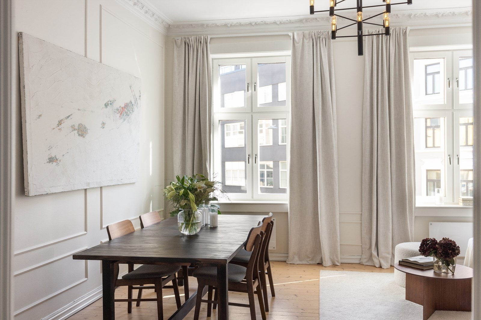 Det er godt lysinnslipp via store vindusflater. De dype, tidstypiske vinduspostene er perfekt for planter og dekor. Galleribilde