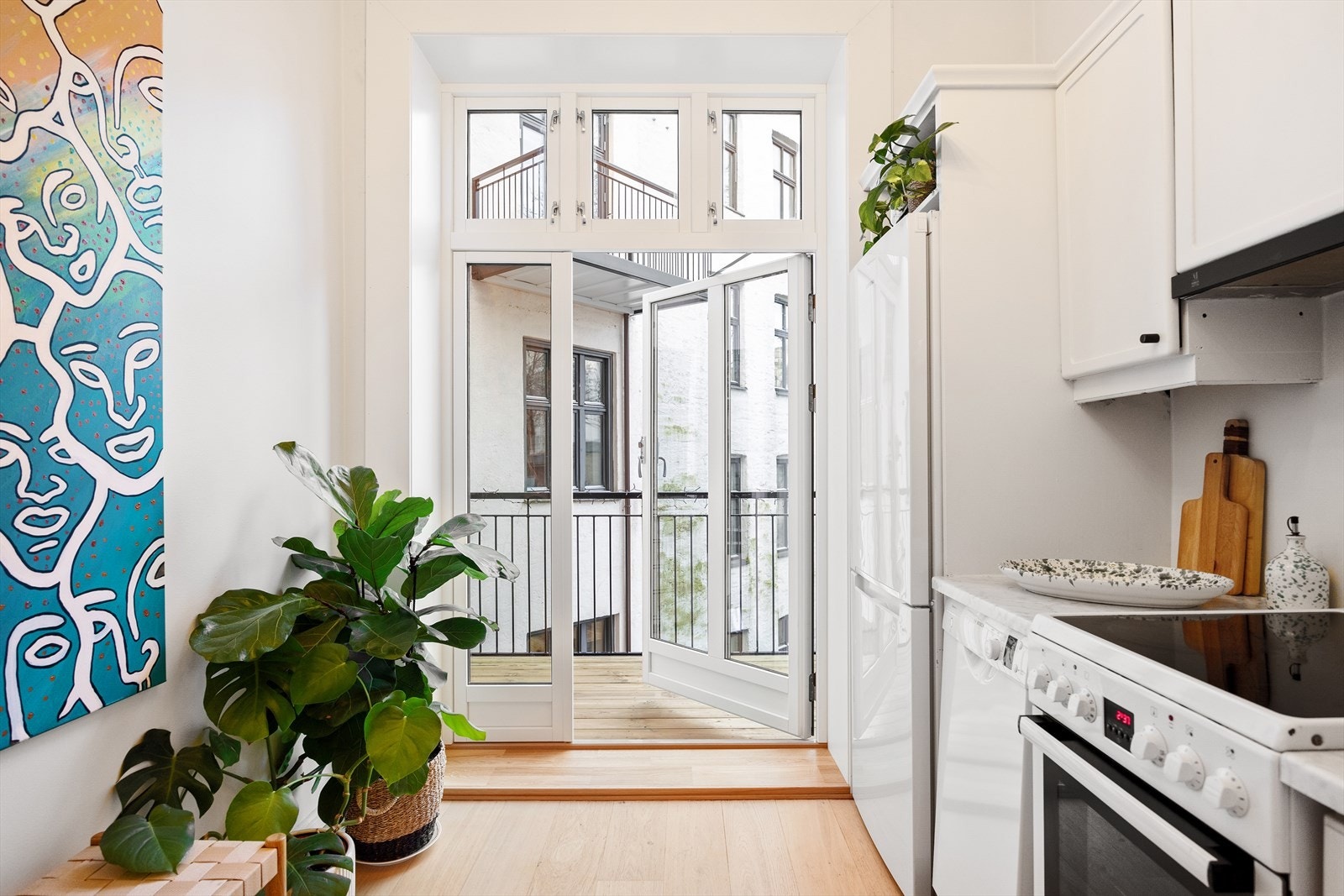 Fra kjøkkenet er det utgang til en nyoppført balkong. Galleribilde