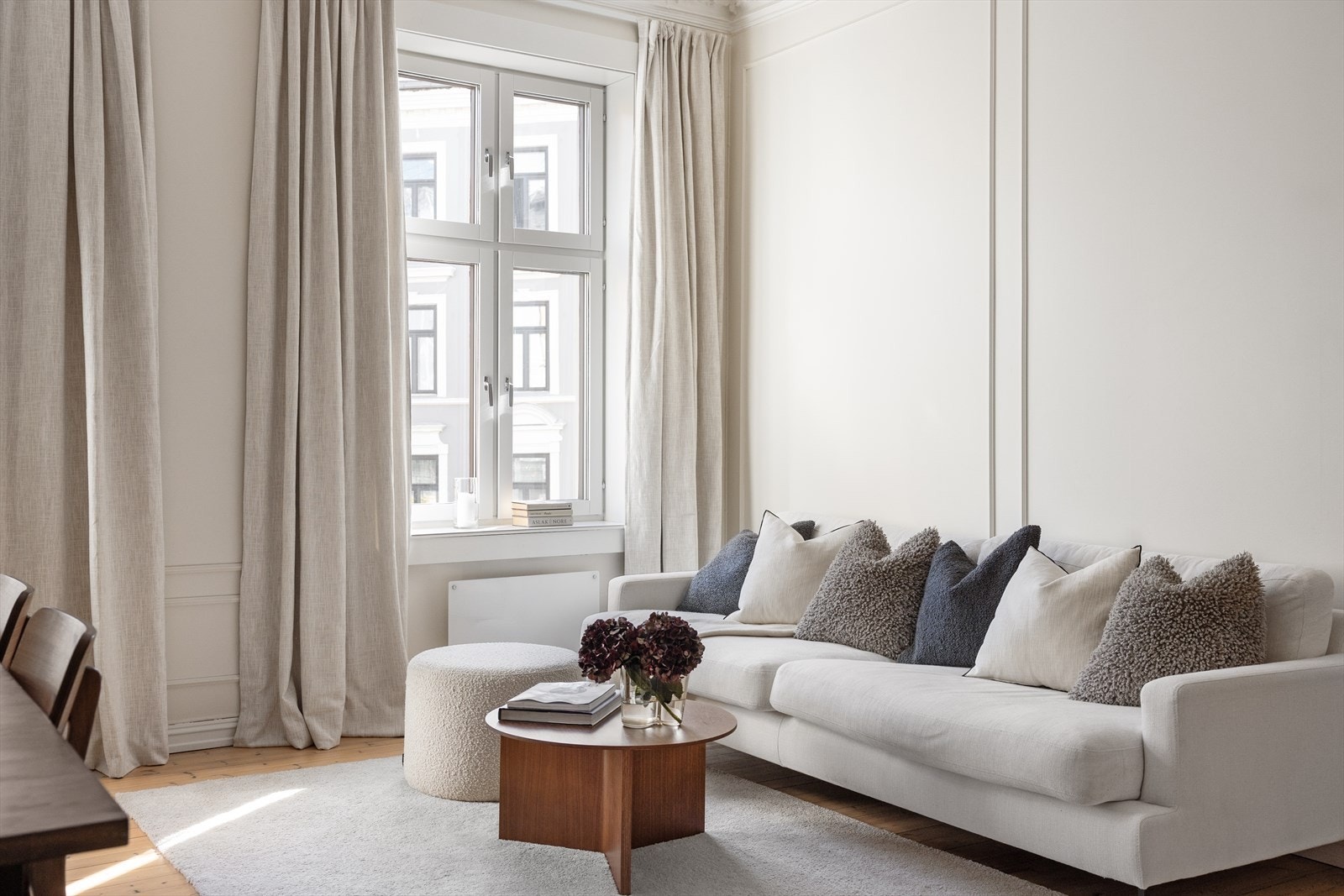 Meget lys og luftig stue med gode møbleringsmuligheter. Galleribilde