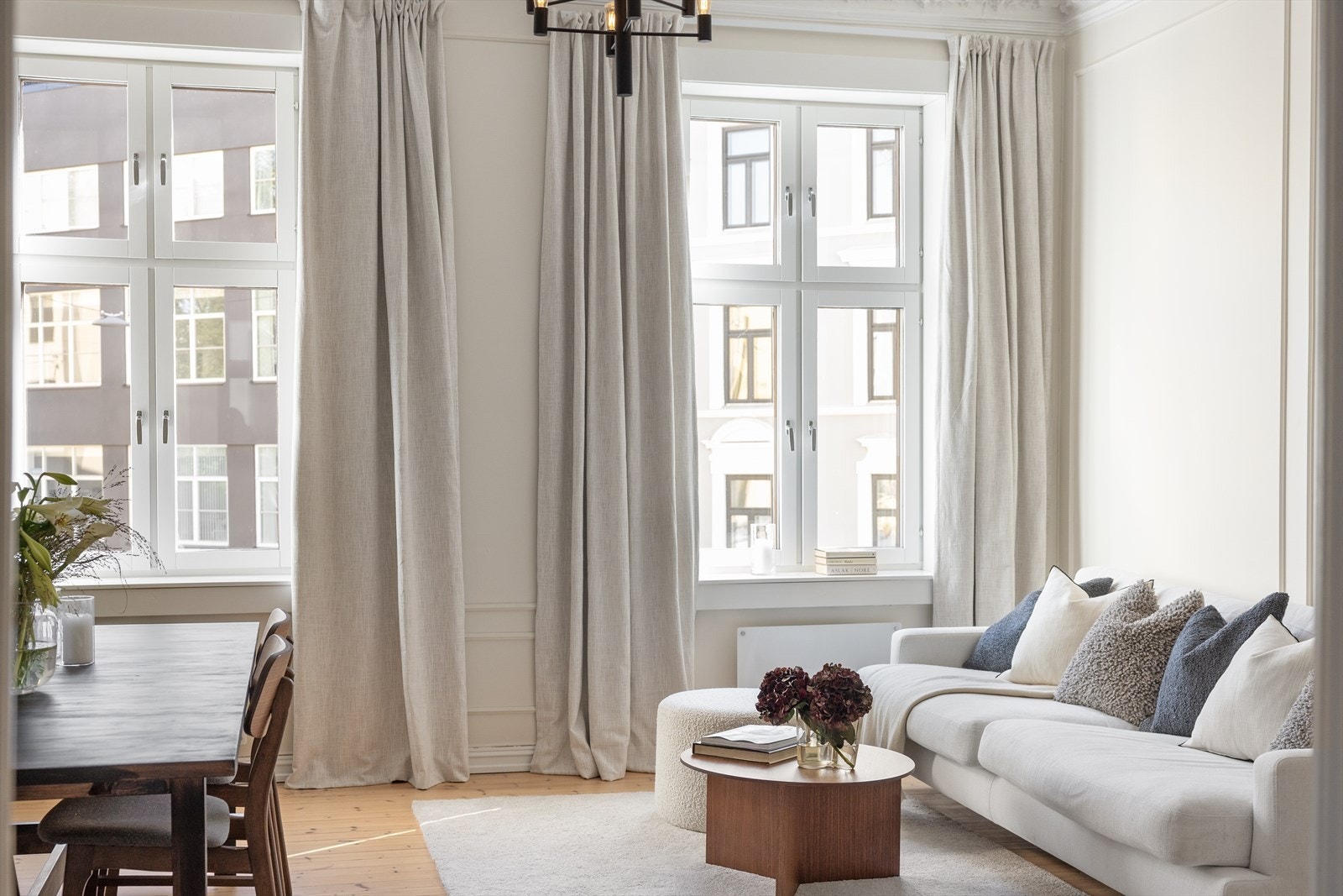 Det er god plass til stor sofagruppe med tilhørende møblement. Galleribilde