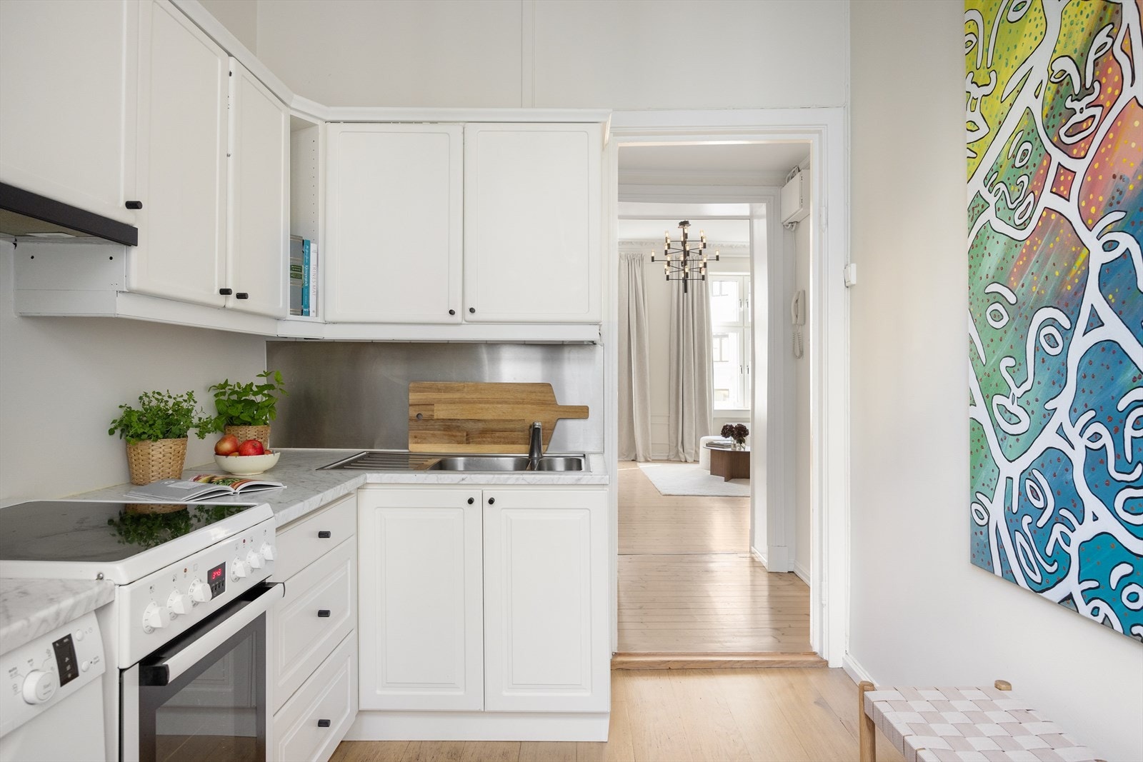 Det er opplegg og plass for oppvaskmaskin (smal type), varmtvannsbereder i kjøkkenbenk, samt avsatt plass til frittstående komfyr og kjøle-/fryseskap som medfølger. Galleribilde