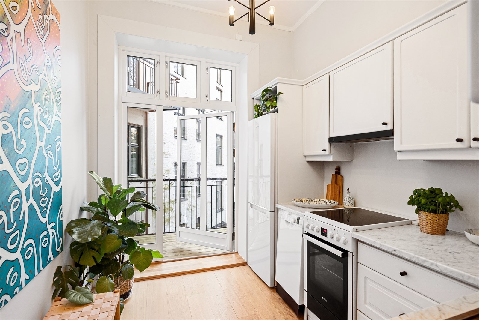 Lys innredning med profilerte fronter og benkeplater i lys laminat. Galleribilde